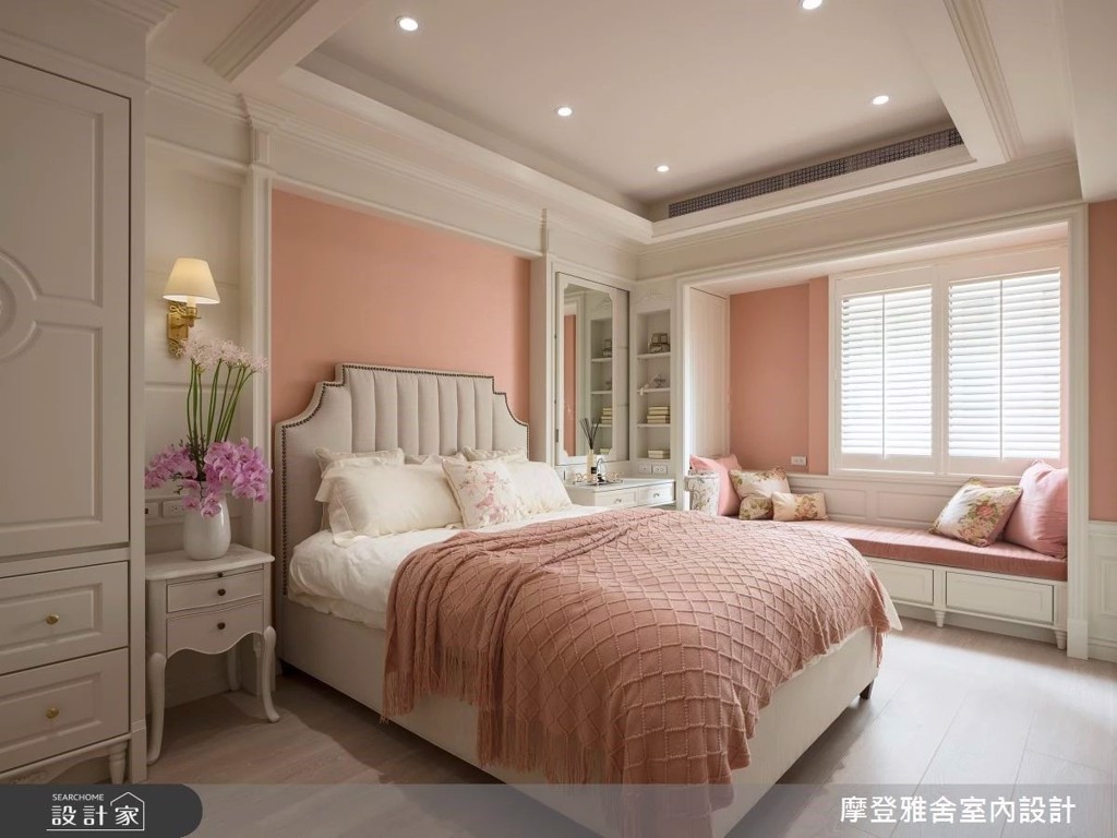 喜歡色調一致的人們可以大面積粉橘色床褥作為主軸，並選擇色調相近、非滿版的枕面，營造視覺層次。(圖/設計家)