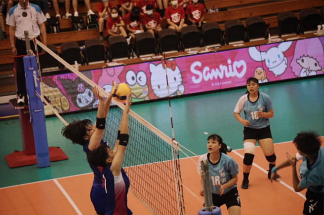 高雄中山工商女排隊(左)在登峰造極青年排球邀請賽中直落三擊敗華僑高中。(中華文化教育暨體育交流促進會提供)