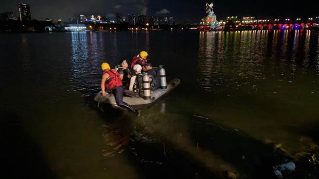一名蔡姓国家级教练于7月20日下午在高雄市左营区莲池潭因帆船翻覆而落水，消防局漏夜搜寻。（消防局提供／林瑞益高雄传真）