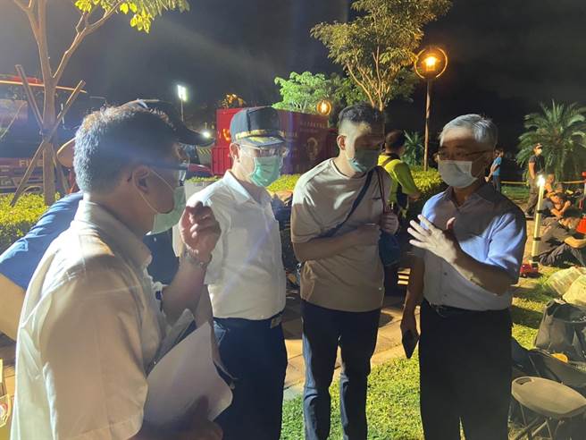 一名蔡姓国家级教练于7月20日下午在高雄市左营区莲池潭因帆船翻覆而落水，消防局21日凌晨持续搜寻。（消防局提供／林瑞益高雄传真）