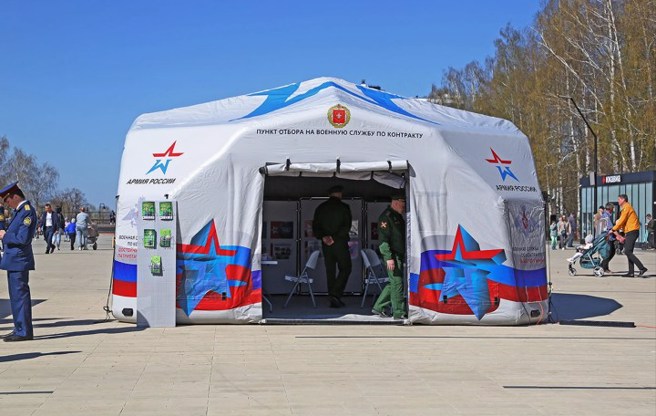 俄罗斯发动乌克兰战争造成不少伤亡，兵源短缺以致战事迟滞，近来扩大召募合同兵。图为俄军平时在公共场所设置的召募站点。（图／网路）