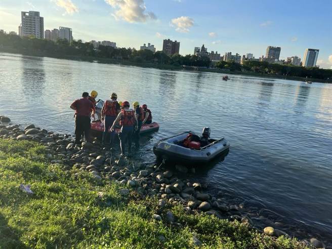 高雄市消防局人员漏夜搜寻，于21日清晨5时53分找到教练遗体。（消防局提供／林瑞益高雄传真）
