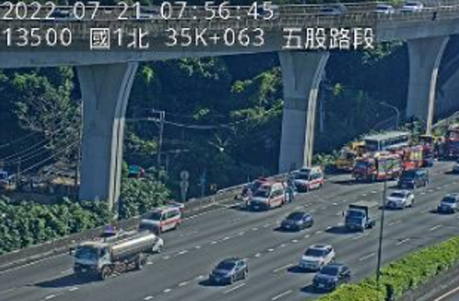 国1南下五股段国光客运撞工程车，7人受伤车流紫爆。(翻摄国道即时路况影像)
