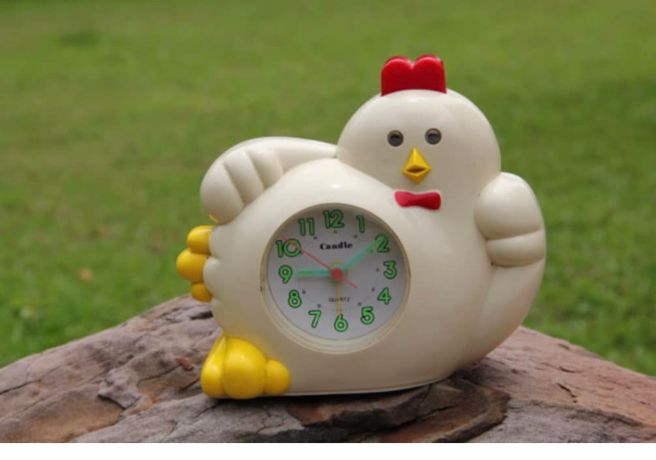 一名男网友近日网路分享一只白母鸡闹钟照片表示，自己小时候都会被它的叫声吵醒，引发2.9万网友热烈回应，最让人意外的是，该闹钟竟然每个人小时候家里都有一个。（图／翻摄自报时光｜老派收藏）