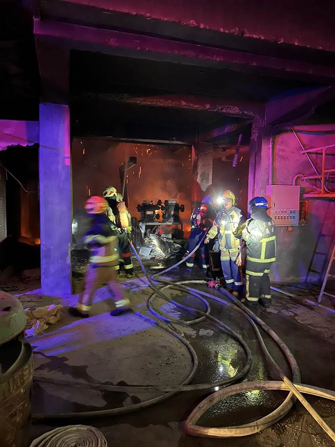 云林县斗南镇农会饲料厂今天（21日）凌晨3点多起火， 云林县消防局出动10辆消防车 、2辆救护车、25名消防员前往灌， 40分钟内控制火势，所幸无人伤亡。（ 云林县消防局提供）