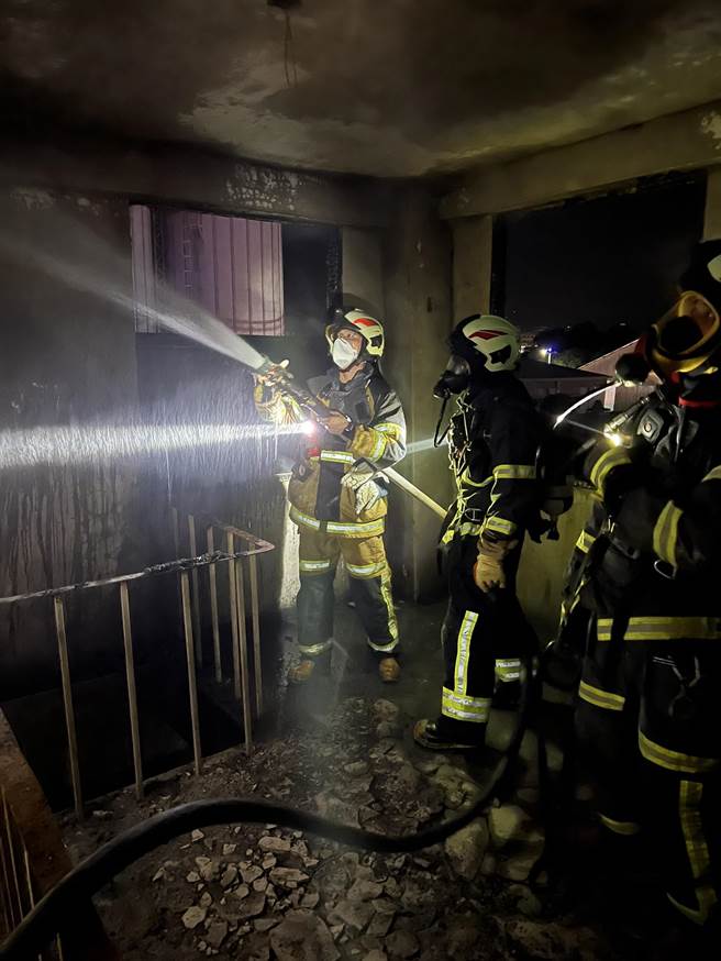 云林县斗南镇农会饲料厂今天（21日）凌晨3点多起火， 云林县消防局出动10辆消防车 、2辆救护车、25名消防员前往灌， 40分钟内控制火势，所幸无人伤亡。（ 云林县消防局提供）