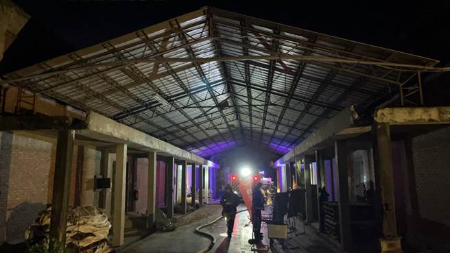 云林县斗南镇农会饲料厂今天（21日）凌晨3点多起火， 云林县消防局出动10辆消防车 、2辆救护车、25名消防员前往灌， 40分钟内控制火势，所幸无人伤亡。（ 云林县消防局提供）