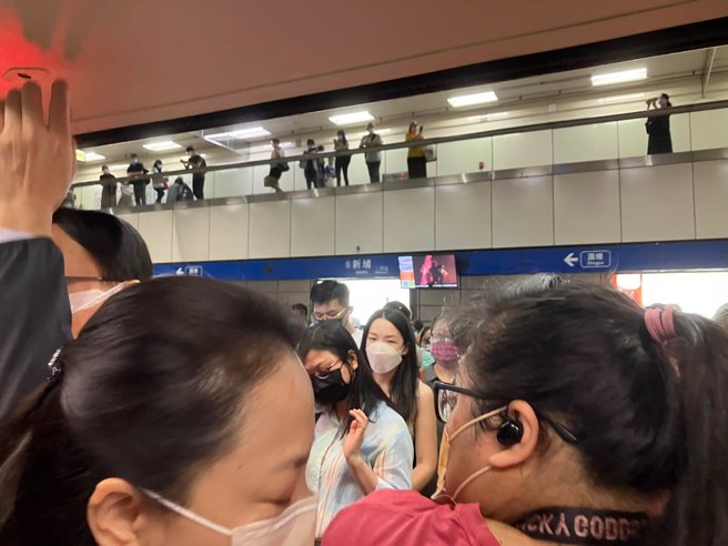 北捷今早发生故障，不少民眾卡在月台，动弹不得。（图／翻摄自我是板桥人）