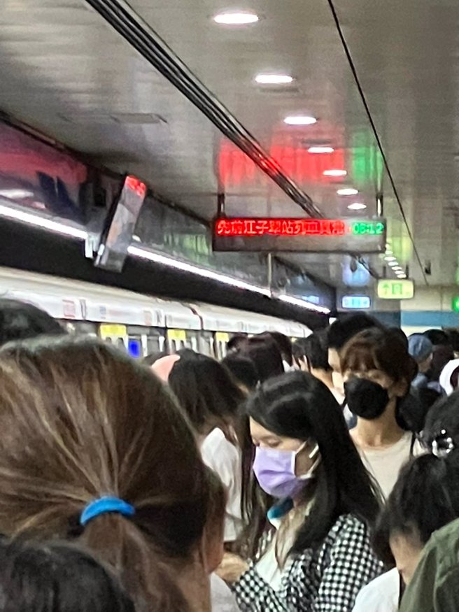 民眾卡在捷运月台。（图／翻摄自我是板桥人）
