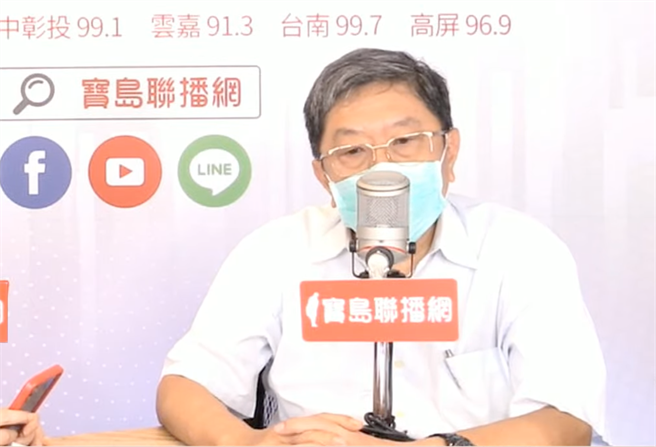 衛福部傳染病防治諮詢會預防接種組（ACIP）召集人李秉穎今接受《新聞放鞭炮》採訪時表示，全世界都已經開放邊境，我們不能落後太多。目前境外的確診數越來越少，去境外感染的機會不會比本土感染的機會差太多。（圖取自《新聞放鞭炮》）