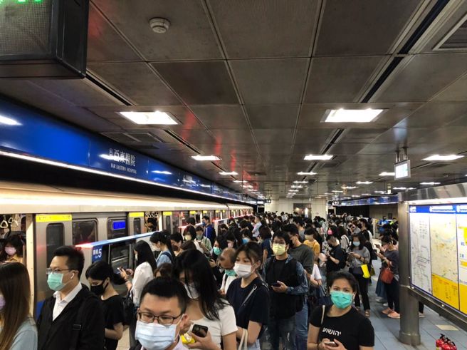 板南线各站挤满搭车的民眾。（图／翻摄自交通×树林脸书粉专）