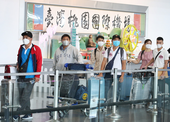 隨著邊境持續開放，BA.4及BA.5等傳染力更強的新型變種病毒可能引發下一波大流行。圖為剛下機的旅客排隊前往採檢。（范揚光攝）
