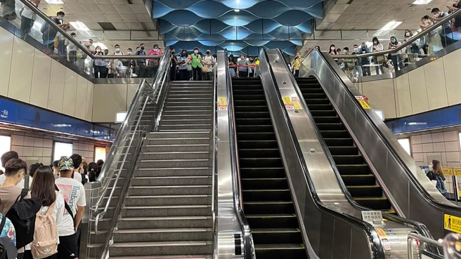 北捷板南线今早传故障，新补站管制出入，不少民眾无法搭车。（图／网友Enid Liao授权提供）