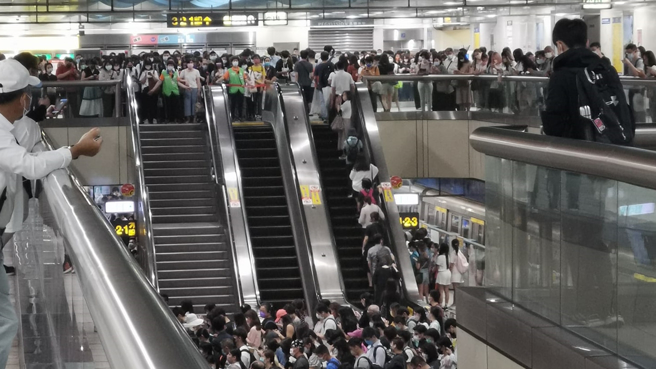 台北捷運板南線今早傳故障，列車不斷臨時停車，令不少通勤族哀號，其中新埔站管制進出。（圖／翻攝我是板橋人）