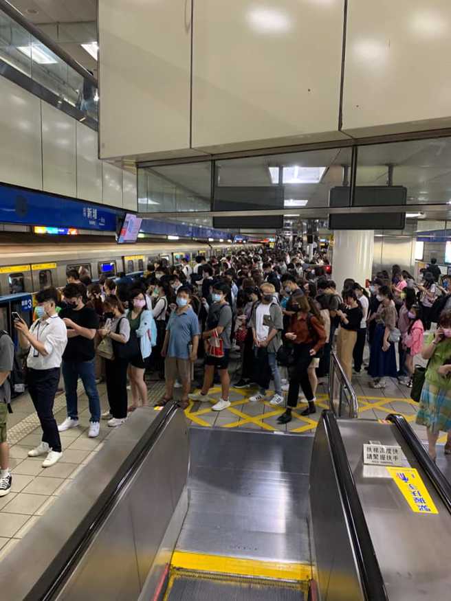 捷運新埔站擠滿待上車的旅客。（圖／翻攝自我是板橋人）