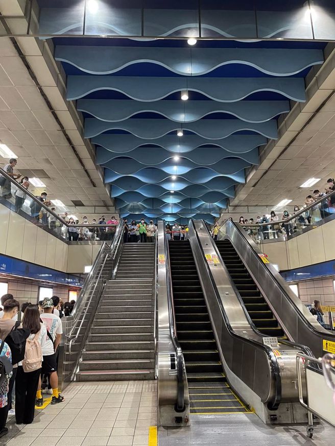 北捷新埔站限制旅客进出。（图／网友Enid Liao授权提供）