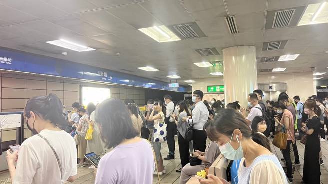 旅客在月台等待上車。（圖／讀者提供）