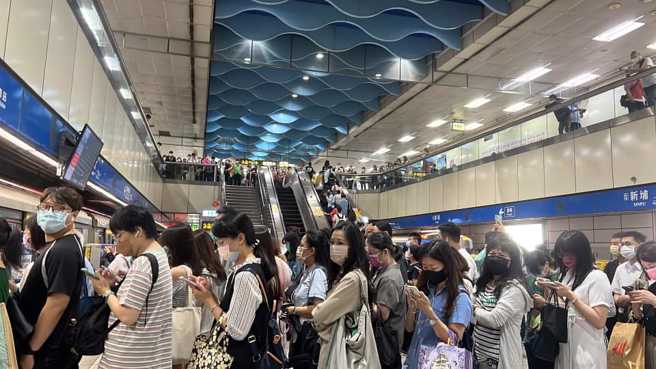 台北捷運板南線今早傳故障，列車不斷臨時停車，令不少通勤族哀號，其中新埔站管制進出。（圖／翻攝我是板橋人）