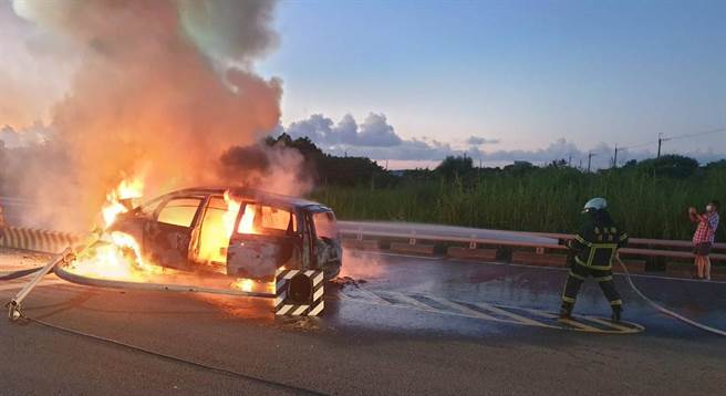 台东市知本路21日发生休旅车自撞起火意外。（台东县消防局提供／蔡旻妤台东传真）