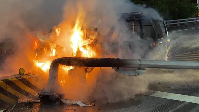 台东市知本路21日发生休旅车自撞起火意外。（蔡旻妤摄）