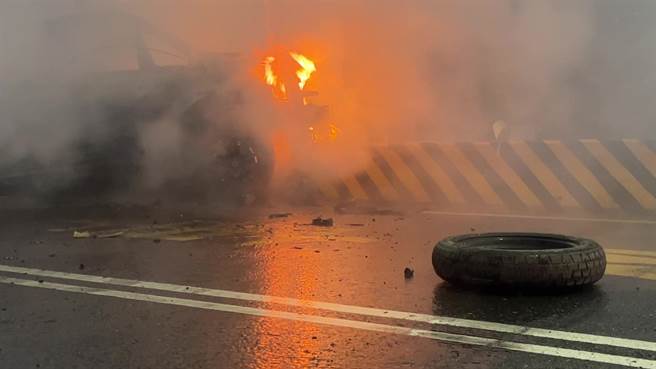 台东市知本路21日发生休旅车自撞起火意外。（蔡旻妤摄）