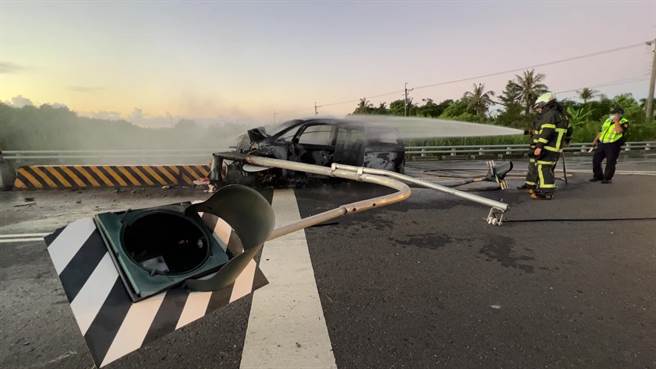 台东市知本路21日发生休旅车自撞起火意外。（蔡旻妤摄）