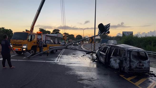 台东市知本路21日发生休旅车自撞起火意外。（蔡旻妤摄）