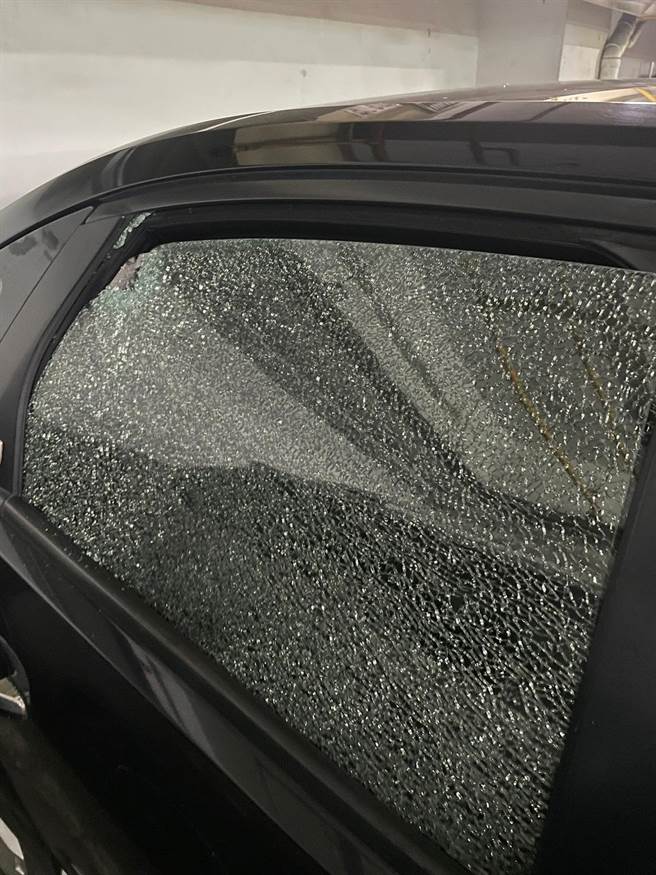 郭男車窗玻璃遭不明人士毀損。（警方提供）