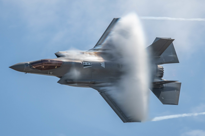 F-35A隐形战机4月2日在南德州航空展中展现飞行性能的画面。（美国空军）