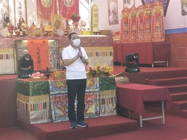 今日是火德星君诞辰日，新北市政府于7月21日早上9时15分于三重区向日葵广场办理联合祭祀仪式，由新北市长侯友宜率领消防及义消代表参拜祈福，祈求本市四时无灾、合境平安。（新北市消防局提供）