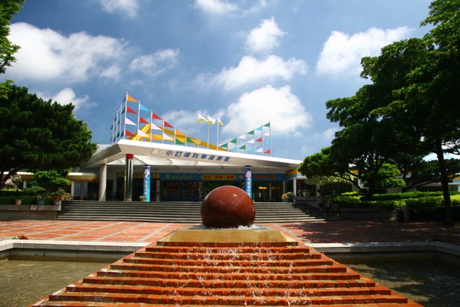 新竹县新丰乡的小叮噹科学主题乐园占地广阔，是以科学教育为主的游乐区，还设有戏水池、烤肉区、露营区等等，为大人小孩喜爱的休憩场所。（中时资料照）