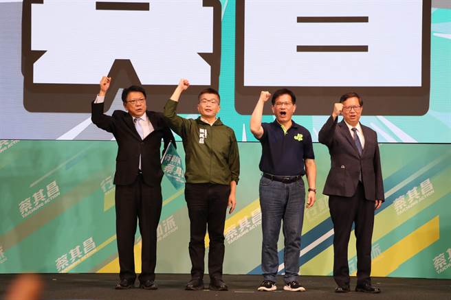 台中市长参选人蔡其昌（左二）今天举办首场千人造势，新北市长参选人林佳龙（右二）、桃园市长郑文灿（左一）及屏东市长潘孟安（右一）替蔡其昌站台。（张亦惠摄）