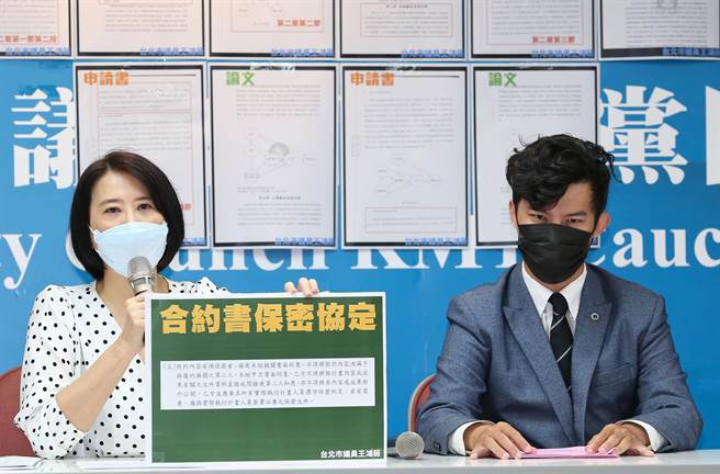 台北市议员王鸿薇（左）、德益法律事务所主管律师柯晨（日告）（右）21日举行「再提林智坚侵权证据！王鸿薇：签署保密协定还侵权！」记者会 ，表示确定林智坚论文必然侵权，因论文涉嫌抄袭的标案合约内容，参与人员皆须签署保密协定，若签署协定则不得公开发表内容，林智坚是知法犯法，罪加一等。（陈俊吉摄）