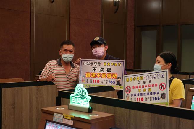 鹿港警分局执行执行保护儿少专案勤务，特前往辖区KTV及青少年易群聚等地点，以场所临检及手持标语之方式，向业者和少年宣导。（鹿港警分局提供／吴敏菁彰化传真）