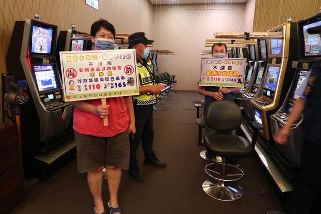 鹿港警分局执行执行保护儿少专案勤务，特前往辖区KTV及青少年易群聚等地点，以场所临检及手持标语之方式，向业者和少年宣导。（鹿港警分局提供／吴敏菁彰化传真）