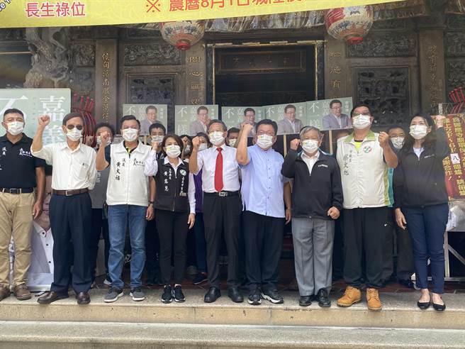 民進黨嘉義市長參選人李俊俋偕前市長涂醒哲、市黨部主委黃露慧等綠營團隊誓師。（廖素慧攝）