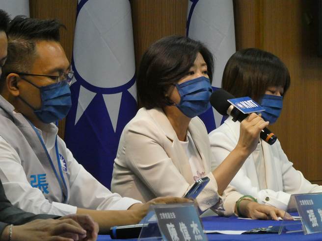 国内再闹蛋荒，蛋价持续上涨。国民党上午举办记者会批评，在民进党执政下，国内物价一直上涨，实质薪资却不涨，现在还连一个蛋都让人民吃不起，让人民生活很难过，这样的执政党应该滚蛋。（周志豪摄）