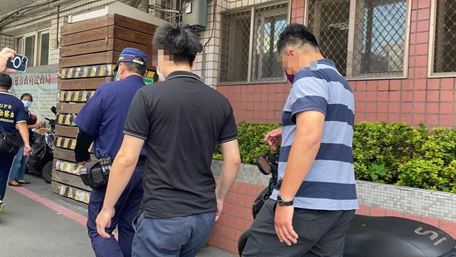 男童家属和蔡姓教练今进行相验，双方家属都到殡仪馆，面对提问不发一语。（洪靖宜摄）