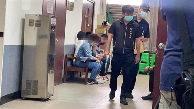 男童家属和蔡姓教练今进行相验，男童家属伤心欲绝。（洪靖宜摄）