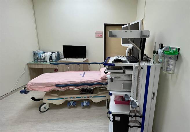 金门医院内视镜中心的镜检设施。（金门医院提供）