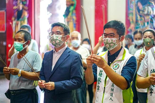 民进党宜兰县党部今天宣布徵召庄謦宇（右一）参选壮围乡长，他与宜兰县长参选人江聪渊（右二）等人宣布参选前在壮围永惠庙参香祈福。（李忠一摄）