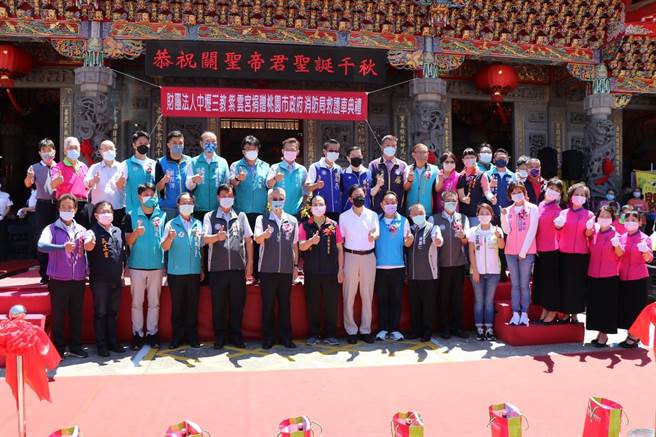 对于国民党桃园整合现况，桃园市长参选人张善政（前排左八）重申，大家都在持续出力帮忙。（蔡明亘摄）