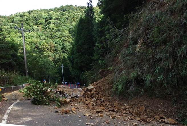 大雪山林道边坡土石，受日夜温差及夏季常有午后雷阵雨影响，易有落石无预期崩落造成交通中断。（东势林管处提供）
