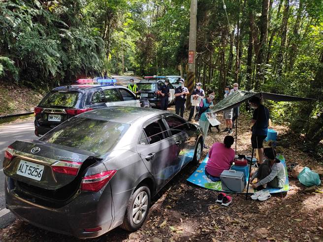 大雪山林道假日违停野炊露营，东势林管处动员警方前往劝导。（东势林管处提供）