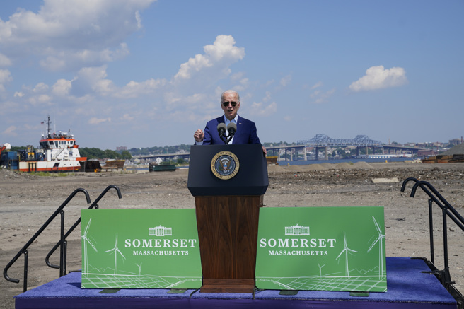 热浪席卷美欧之际，美国总统拜登今天发布行政命令推动离岸风电、投资23亿美元打造基础建设因应气候变迁，但未应议员要求正式宣布气候紧急状态。(图／美联社)