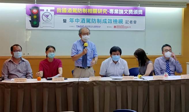 TADD台湾酒驾防制社会关怀协会今（21）日举办「我国酒驾防制相关研究专业论文奖」颁奖典礼，站立者是理事长陈乔琪(简立欣摄)