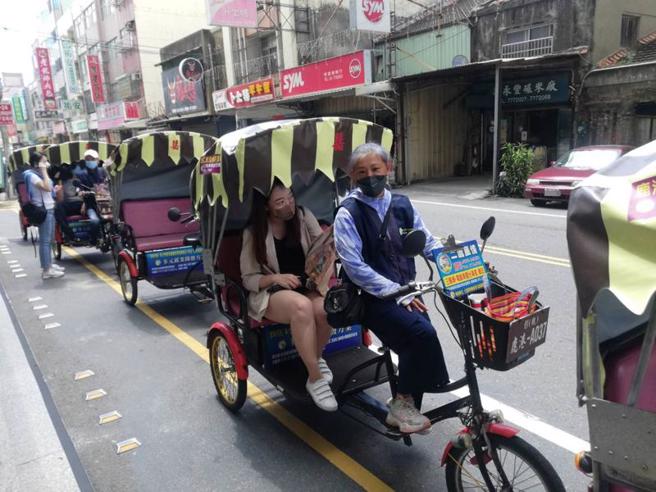 「悠遊國旅」上路後，高鐵旅遊也動起來，與飯店合作的高鐵假期受歡迎，到鹿港不但可在飯店享用排隊美食，還可搭三輪車遊街。（圖/ 中央社）