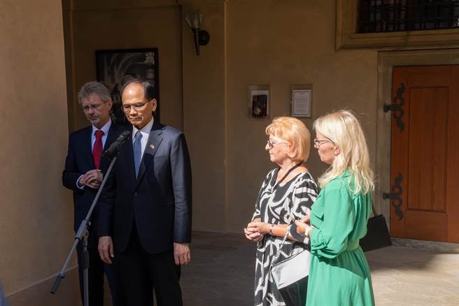 立法院长游锡堃出访捷克，悼念捷克前议长柯佳洛。(照片来源：立法院长办公室提供)