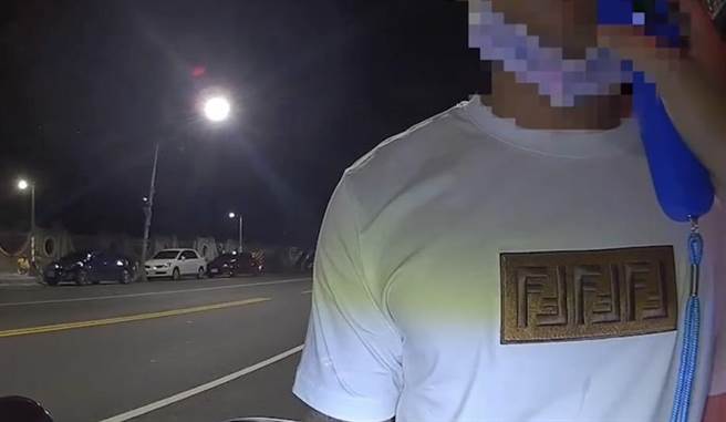 潘男自认喝一点酒，当起护花「驶」者送同事回家，不料遭员警发现拦查，酒测值超标遭移送。（翻摄照片／崔正纲高雄传真）