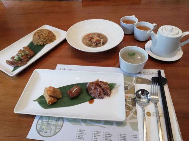 高鐵旅遊動起來，位在鹿港的永樂酒店最最大特色是將當地排隊小吃端上桌，並以中餐西吃方式，讓高鐵假期旅客輕鬆愜意享用美食。（圖/ 中央社）